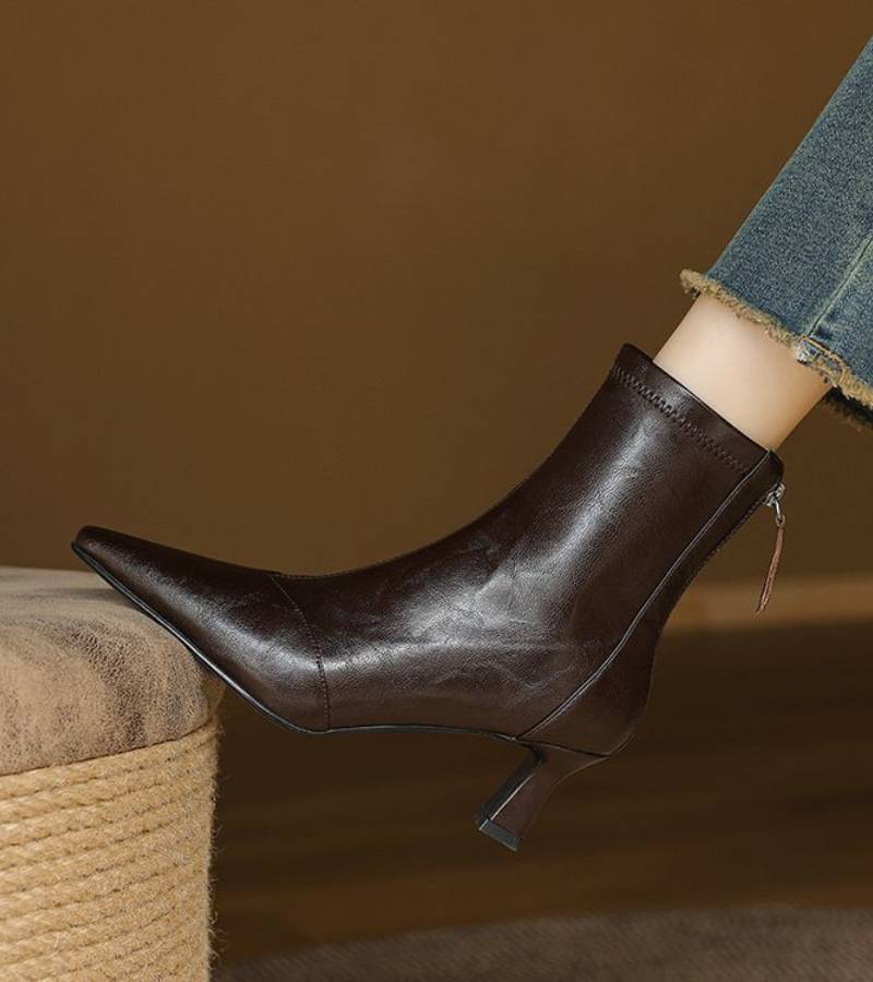 Fulvia | Minimal leather ankle boots with a mid heel