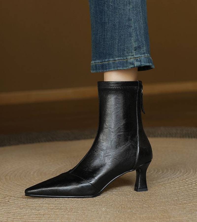 Fulvia | Minimal leather ankle boots with a mid heel