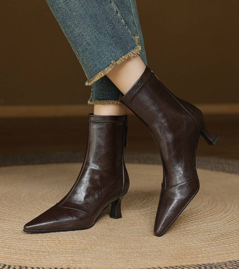 Fulvia | Minimal leather ankle boots with a mid heel