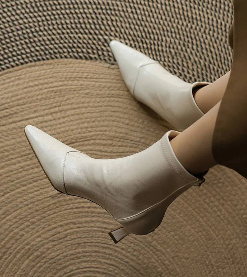 Fulvia | Minimal leather ankle boots with a mid heel