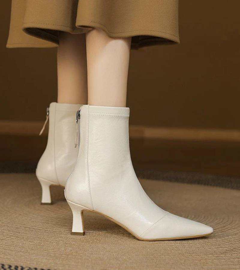 Fulvia | Minimal leather ankle boots with a mid heel