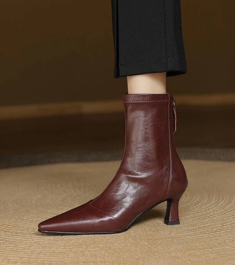 Fulvia | Minimal leather ankle boots with a mid heel