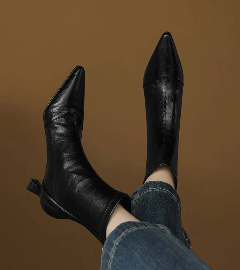 Fulvia | Minimal leather ankle boots with a mid heel