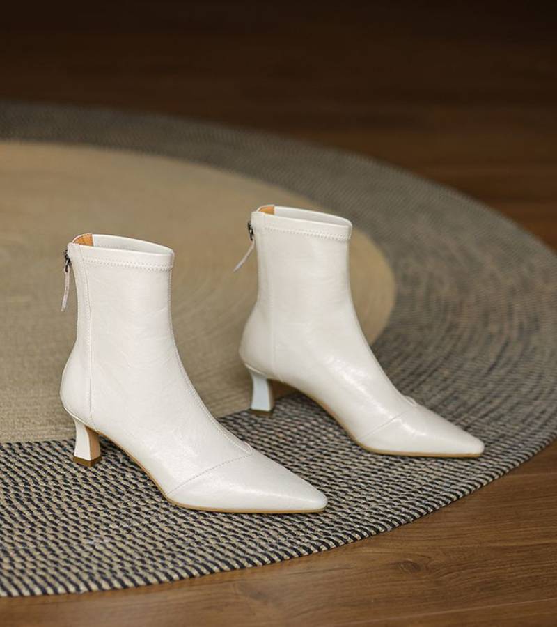 Fulvia | Minimal leather ankle boots with a mid heel